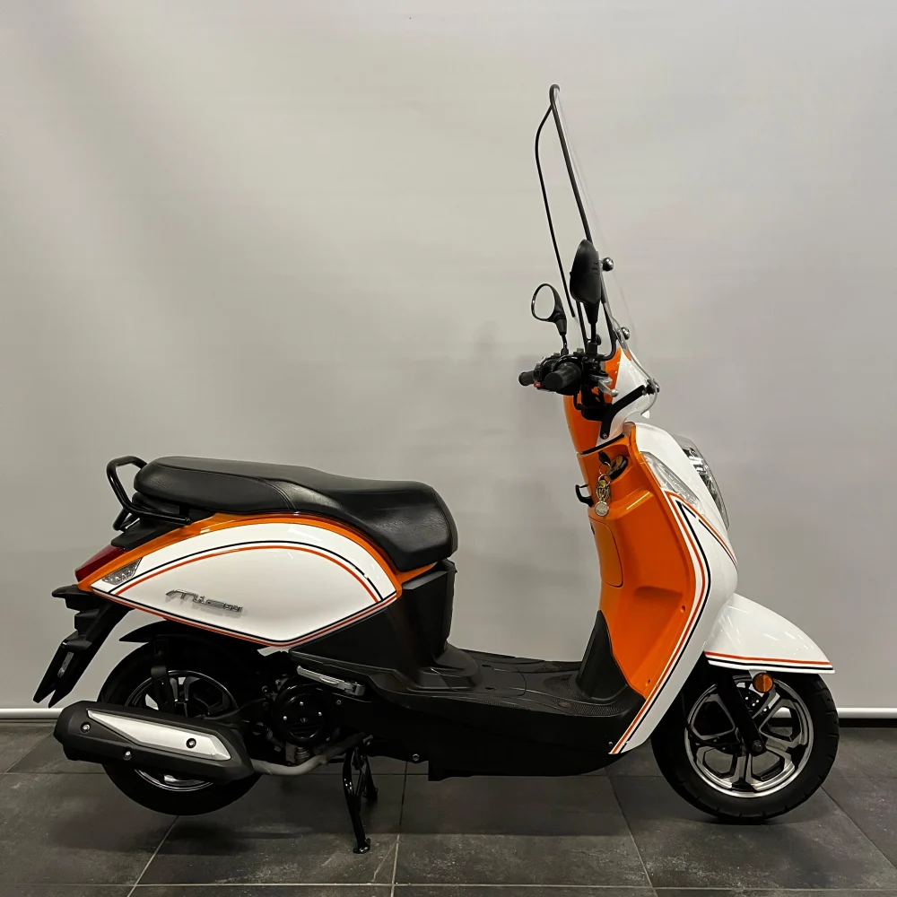 Alternative view of Sym Mio 50i 25KM