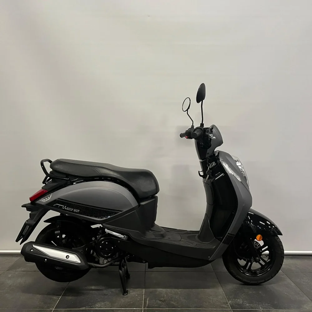 Alternative view of Sym Mio 50i 25KM