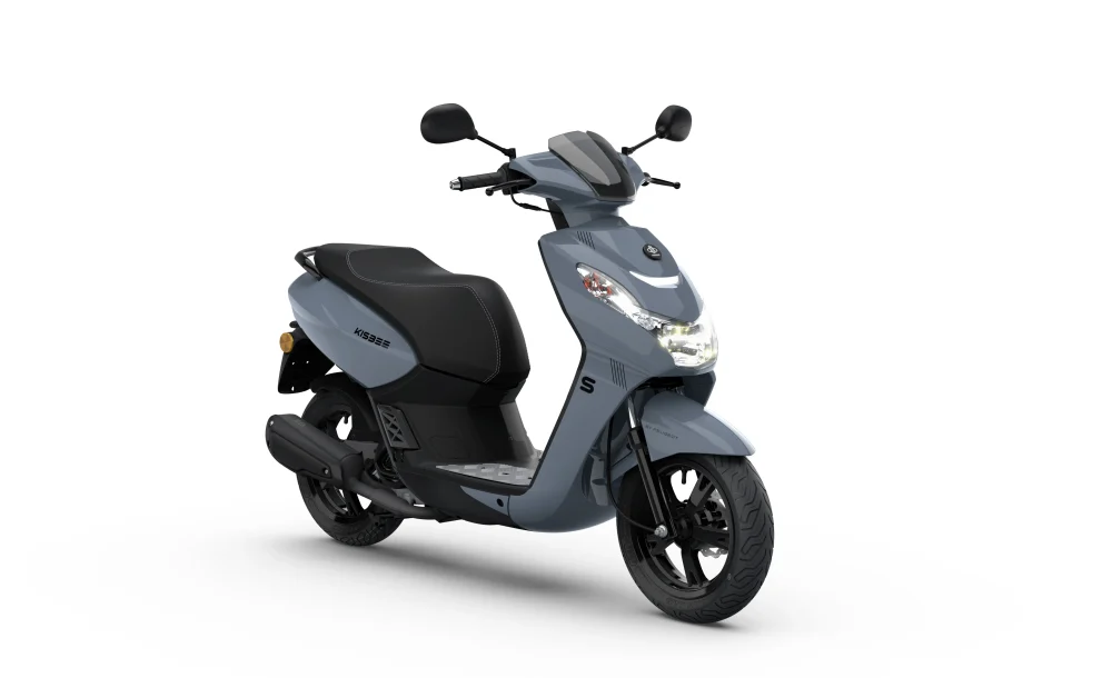 Schuin vooraanzicht van de Peugeot Kisbee GT stadsscooter