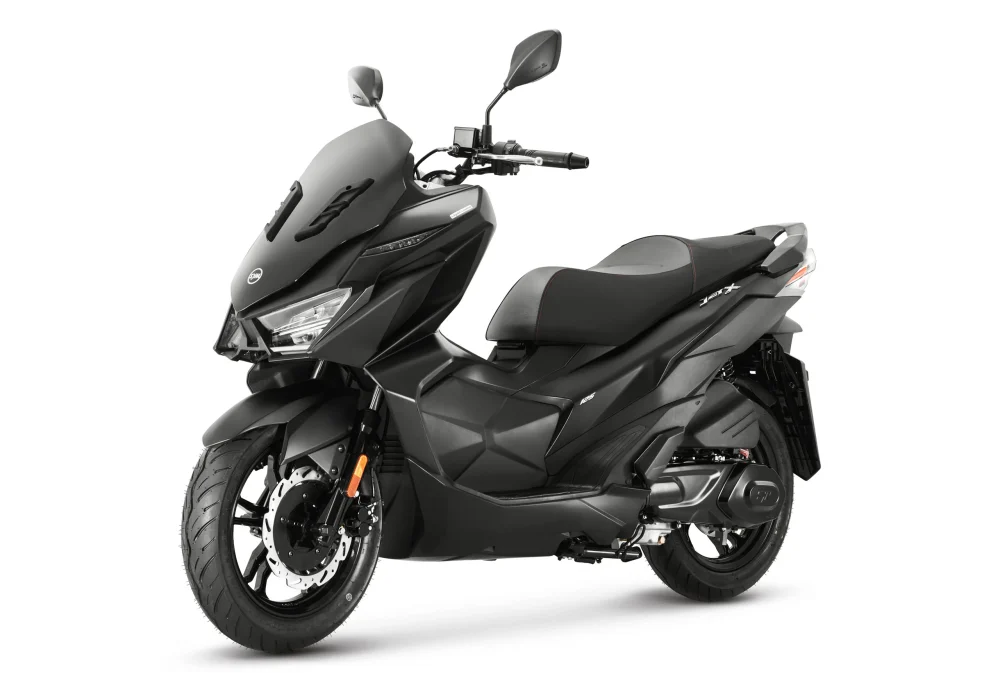 Schuin vooraanzicht van de SYM Jet X 125
