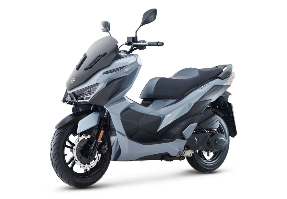 Schuin vooraanzicht van de SYM Jet X 125
