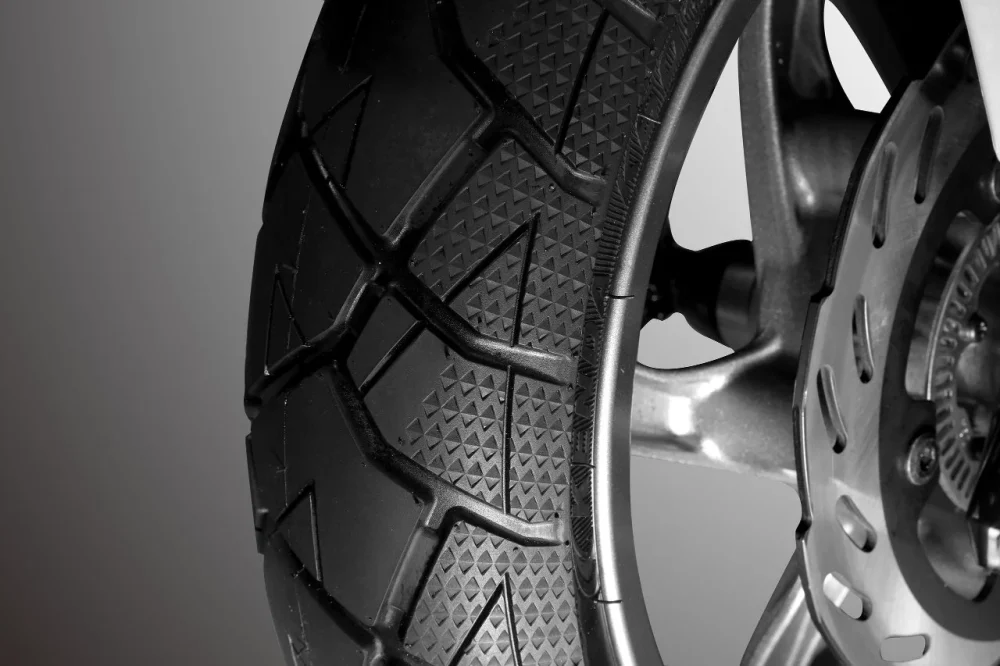 Speciale road en off-road banden met uitgesproken profiel