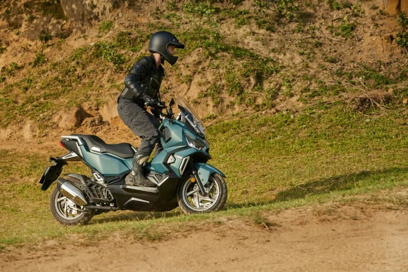 SYM ADX 125 in actie op zandweg