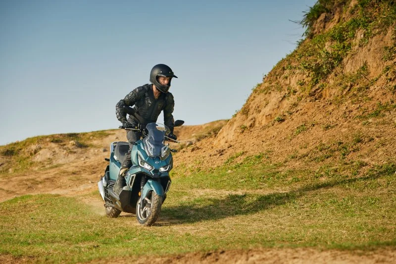 SYM ADX 125 in actie op zandweg