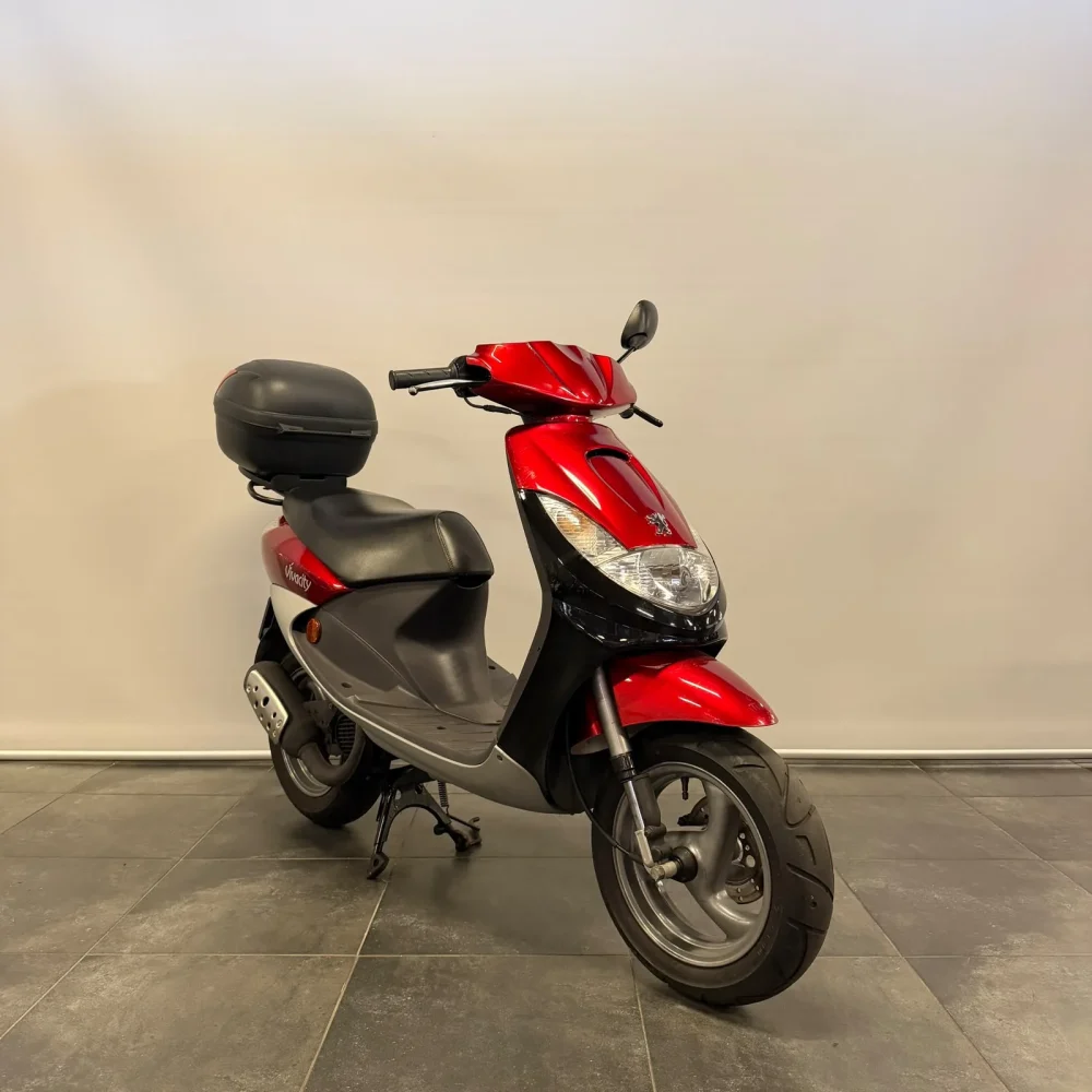 Peugeot Vivacity 2-takt occasion 2005 | 10.999 km | Met topkoffer